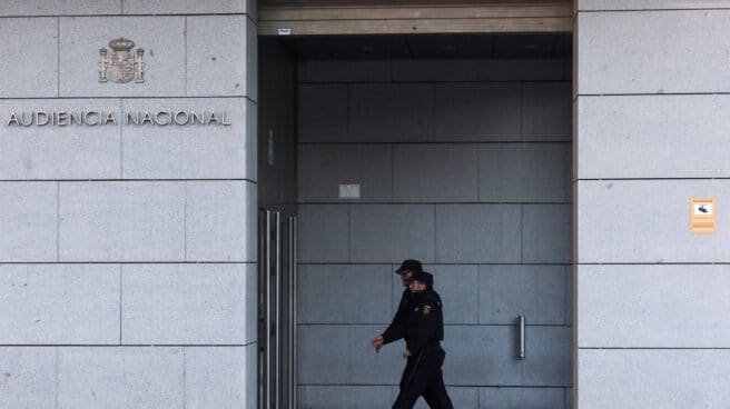 Dos agentes de policía caminan por la Audiencia Nacional, a 27 de enero de 2023, en Madrid (España)