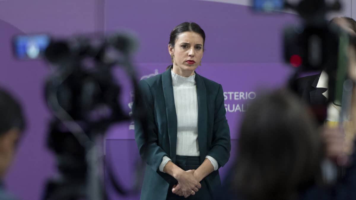 La ministra de Igualdad, Irene Montero, durante una rueda de prensa para tratar los últimos asesinatos machistas del mes de enero en el Ministerio de Igualdad, a 27 de enero de 2023, en Madrid (España). El Ministerio de Igualdad ha convocado otro comité de crisis para evaluar los asesinatos machistas producidos en este mes de enero, que deja ya a seis mujeres asesinadas en manos de sus parejas o exparejas. La reunión se celebra apenas un mes después de que el departamento dirigido por Irene Montero activase por primera vez este encuentro extraordinario para detectar posibles brechas en el sistema a la hora de proteger a las víctimas de violencia de género. 27 ENERO 2023;MADRID;MINISTERIO DE IGUALDAD;ASESINATOS MACHISTAS;MES DE ENERO Alberto Ortega / Europa Press 27/1/2023