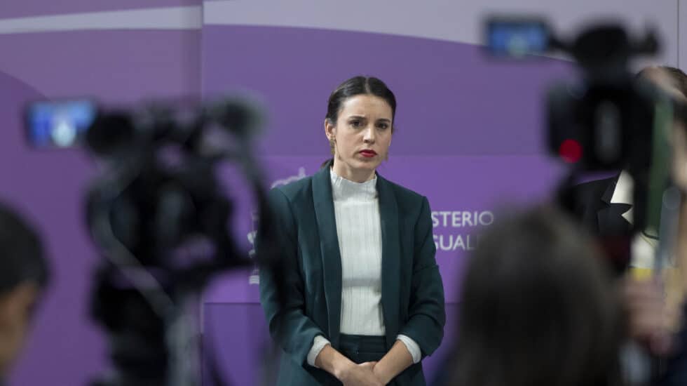 La ministra de Igualdad, Irene Montero, durante una rueda de prensa para tratar los últimos asesinatos machistas del mes de enero en el Ministerio de Igualdad, a 27 de enero de 2023, en Madrid (España). El Ministerio de Igualdad ha convocado otro comité de crisis para evaluar los asesinatos machistas producidos en este mes de enero, que deja ya a seis mujeres asesinadas en manos de sus parejas o exparejas. La reunión se celebra apenas un mes después de que el departamento dirigido por Irene Montero activase por primera vez este encuentro extraordinario para detectar posibles brechas en el sistema a la hora de proteger a las víctimas de violencia de género. 27 ENERO 2023;MADRID;MINISTERIO DE IGUALDAD;ASESINATOS MACHISTAS;MES DE ENERO Alberto Ortega / Europa Press 27/1/2023