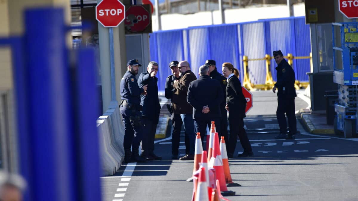 Autoridades de Ceuta, jefes de la comandancia de la Guardia Civil y Policía Nacional y jefes de la Agencia Tributaria durante la entrada de la primera furgoneta que ha pasado a Marruecos tras pasar el control aduanero comercial en la frontera entre Ceuta y Marruecos