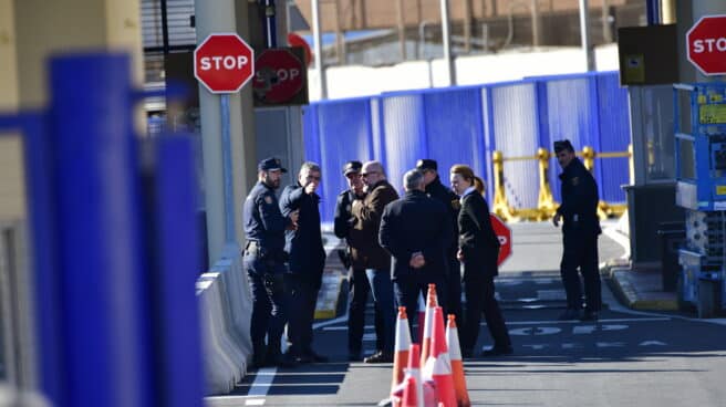 Autoridades de Ceuta, jefes de la comandancia de la Guardia Civil y Policía Nacional y jefes de la Agencia Tributaria durante la entrada de la primera furgoneta que ha pasado a Marruecos tras pasar el control aduanero comercial en la frontera entre Ceuta y Marruecos