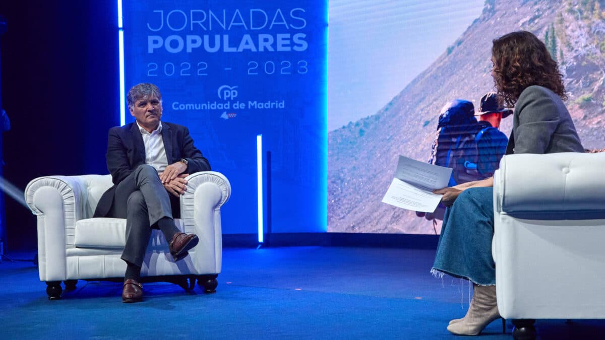 La presidenta de la Comunidad de Madrid, Isabel Díaz Ayuso, conversa con el entrenador de tenis Toni Nadal en un coloquio organizado por el Partido Popular