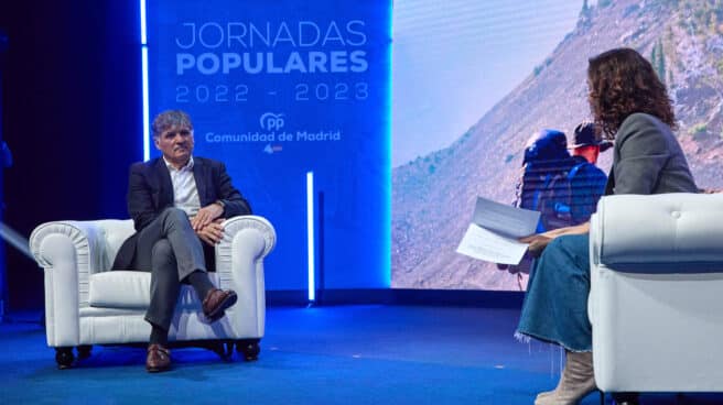 La presidenta de la Comunidad de Madrid, Isabel Díaz Ayuso, conversa con el entrenador de tenis Toni Nadal en un coloquio organizado por el Partido Popular