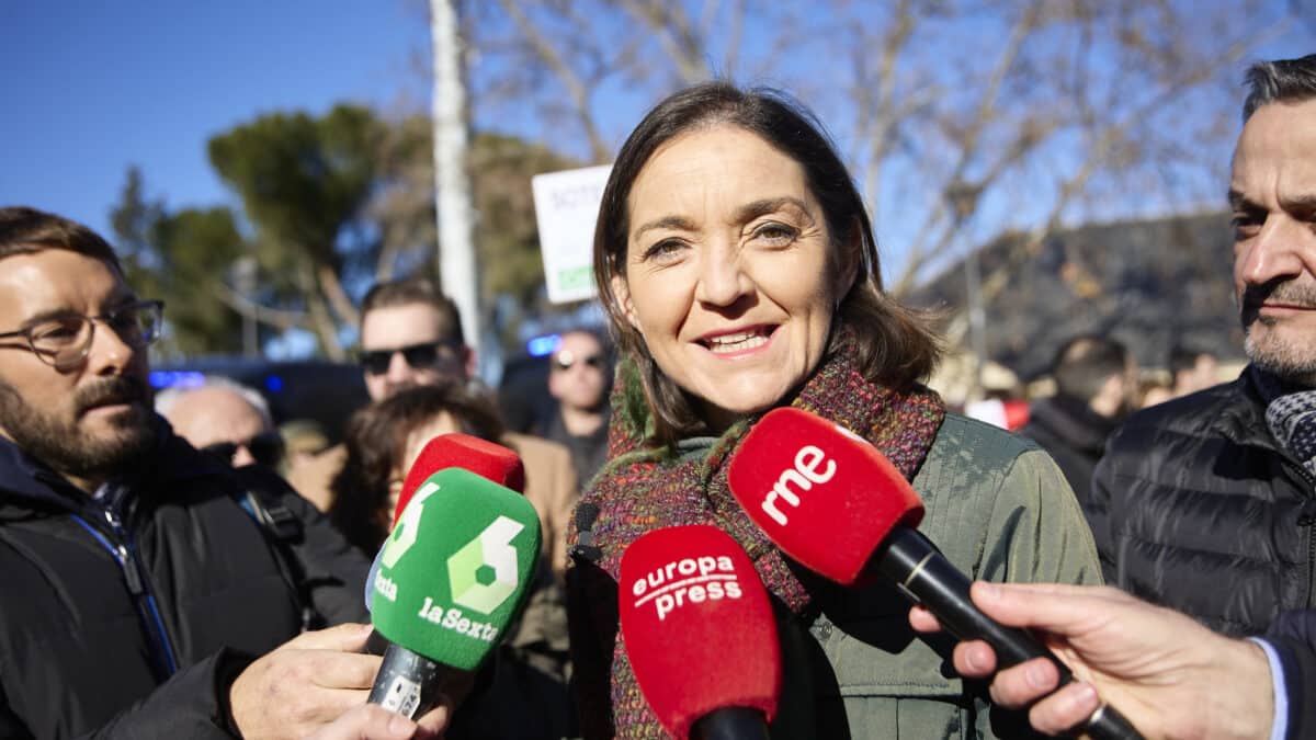 La ministra de Industria, Comercio y Turismo, y candidata a la alcaldía madrileña, Reyes Maroto, atiende a los medios en una manifestación convocada para protestar por los perjuicios de la autovía A-5 al paso por el distrito de Latina, a 28 de enero de 2023, en Latina, Madrid (España).