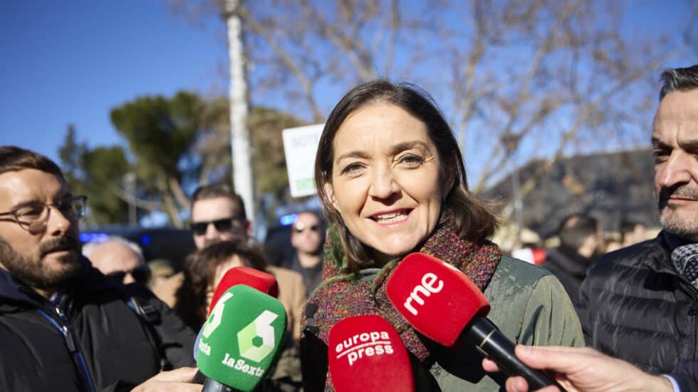 La ministra de Industria, Comercio y Turismo, y candidata a la alcaldía madrileña, Reyes Maroto, atiende a los medios en una manifestación convocada para protestar por los perjuicios de la autovía A-5 al paso por el distrito de Latina, a 28 de enero de 2023, en Latina, Madrid (España).