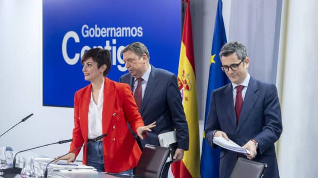El Gobierno gastará más de 145 millones de euros en 193 campañas institucionales a lo largo de 2023 (I-D) La ministra Portavoz, Isabel Rodríguez; el ministro de Agricultura, Pesca y Alimentación, Luis Planas y el ministro de la Presidencia, Relaciones con las Cortes y Memoria Democrática, Félix Bolaños