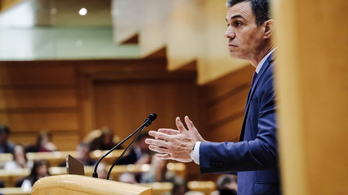 El presidente del Gobierno, Pedro Sánchez, comparece ante el Pleno del Senado, a 31 de enero de 2023, en Madrid (España). Esta comparecencia es la primera de este año que ha confrontado a Sánchez y al líder del PP, Alberto Núñez Feijóo. Sánchez informa hoy sobre las medidas adoptadas por el Gobierno para hacer frente a las consecuencias económicas y sociales de la guerra en Ucrania, y el papel de las administraciones. Desde que asumió el liderazgo del Partido Popular, Feijóo, ha debatido con Sánchez en otros cinco cara a cara, tres con motivo de sesiones de control en las que ha tenido oportunidad de preguntar al presidente en nombre de su grupo, y dos más por sendas comparecencias monográficas del jefe del Ejecutivo. 31 ENERO 2023;MADRID;PRIMER DUELO PARLAMENTARIO;SÁNCHEZ Y FEIJÓO Carlos Luján / Europa Press 31/1/2023