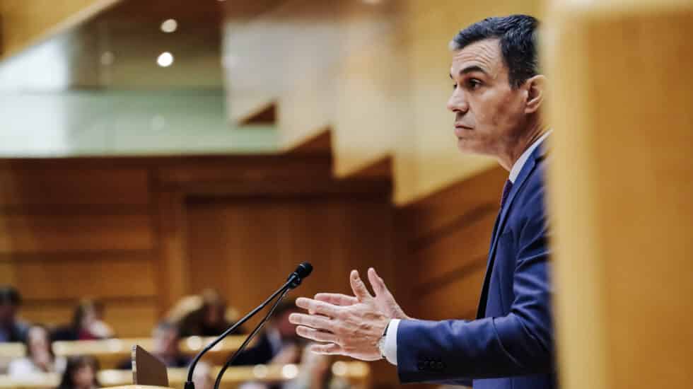 El presidente del Gobierno, Pedro Sánchez, comparece ante el Pleno del Senado, a 31 de enero de 2023, en Madrid (España). Esta comparecencia es la primera de este año que ha confrontado a Sánchez y al líder del PP, Alberto Núñez Feijóo. Sánchez informa hoy sobre las medidas adoptadas por el Gobierno para hacer frente a las consecuencias económicas y sociales de la guerra en Ucrania, y el papel de las administraciones. Desde que asumió el liderazgo del Partido Popular, Feijóo, ha debatido con Sánchez en otros cinco cara a cara, tres con motivo de sesiones de control en las que ha tenido oportunidad de preguntar al presidente en nombre de su grupo, y dos más por sendas comparecencias monográficas del jefe del Ejecutivo. 31 ENERO 2023;MADRID;PRIMER DUELO PARLAMENTARIO;SÁNCHEZ Y FEIJÓO Carlos Luján / Europa Press 31/1/2023