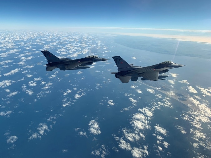Dos F-16 turcos en maniobras de la OTAN