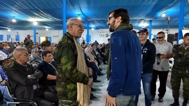 El diputado de IU en el Congreso, José Luis Bueno, conversa con Brahim Ghali.