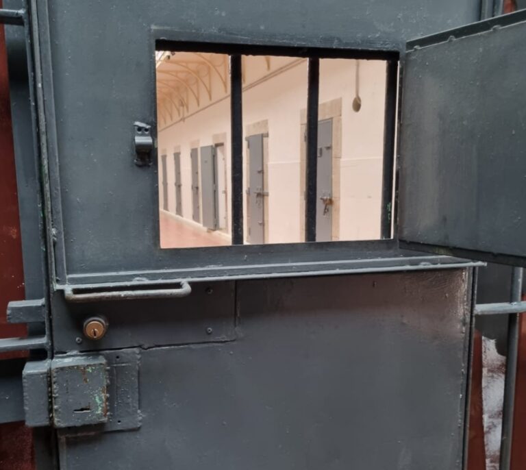 6.000 funcionarias de prisiones, la minoría carcelaria que vigila a 55.000 internos