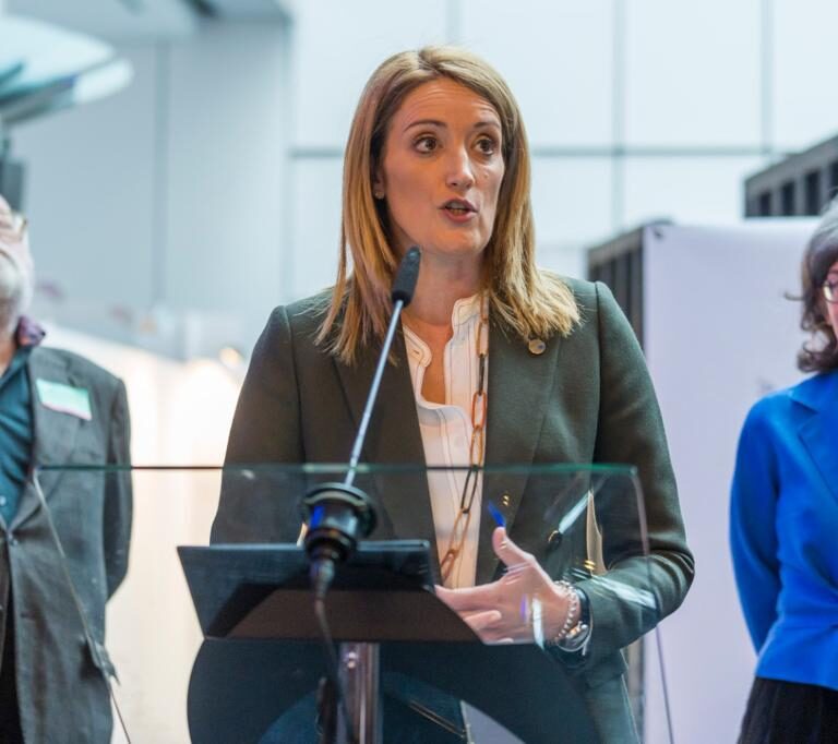 Metsola: "Tenemos que aprender de vuestro sacrificio, en Europa no cabe el terrorismo"