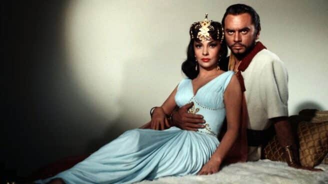 Lollobrígida y Tyrone Power, en la película 'Salomón y la reina de Saba'. Lollobrígida y Tyrone Power, en la película 'Salomón y la reina de Saba'.