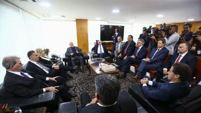Lula da Silva con representantes de los tres poderes en Brasilia