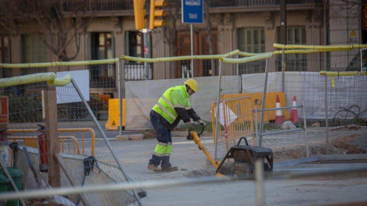 Un obrero trabaja en la Avenida Diagonal de Barcelona.