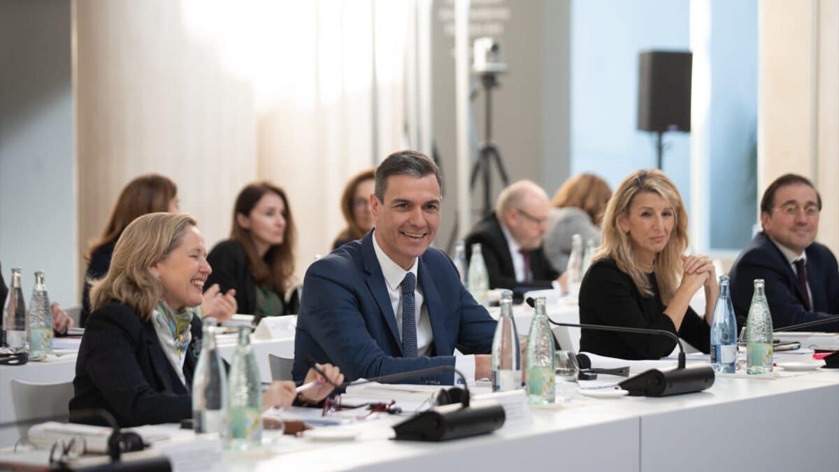 La vicepresidenta primera y ministra de Asuntos Económicos y Transformación Digital, Nadia Calviño; el presidente del Gobierno, Pedro Sánchez, y la vicepresidenta segunda y ministra de Trabajo y Economía Social, Yolanda Díaz.