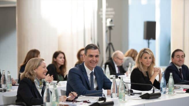 La vicepresidenta primera y ministra de Asuntos Económicos y Transformación Digital, Nadia Calviño; el presidente del Gobierno, Pedro Sánchez, y la vicepresidenta segunda y ministra de Trabajo y Economía Social, Yolanda Díaz.