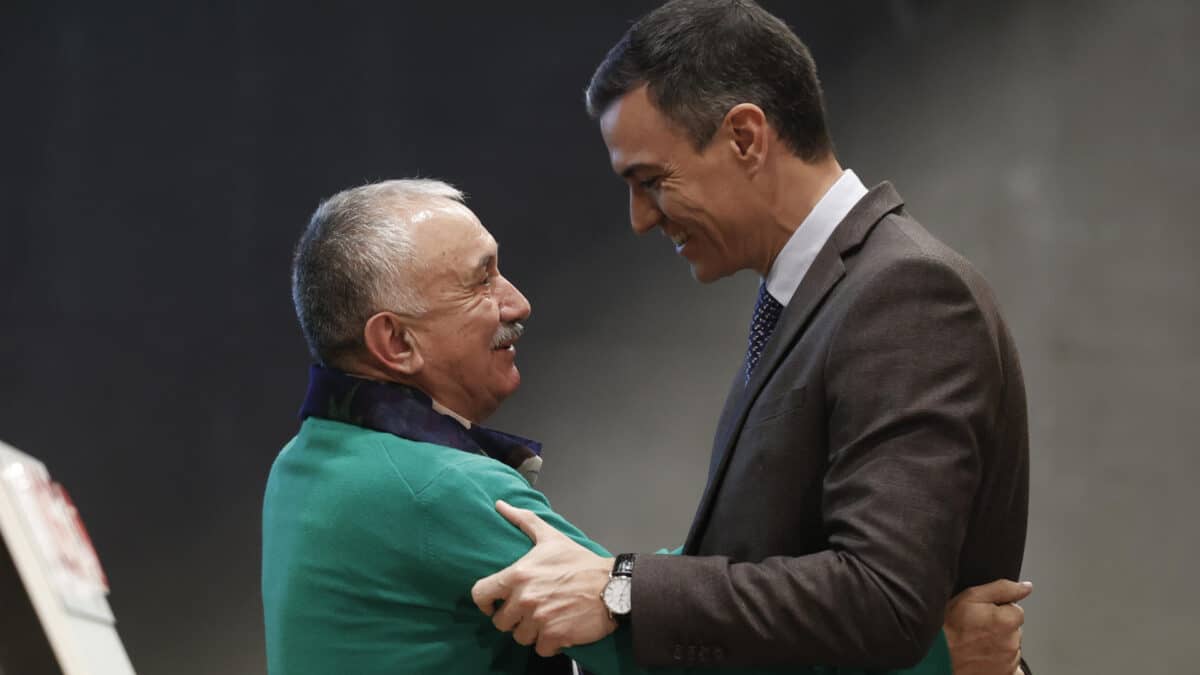 El presidente del Gobierno, Pedro Sánchez, y el secretario general de UGT, Pepe Álvarez, durante la inauguración de unas jornadas sindicales.