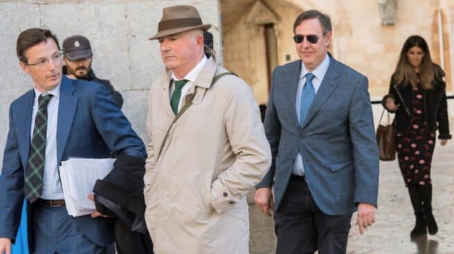 El fiscal Miguel Ángel Subirán (con sombrero) y el juez Manuel Penalva (detrás, con gafas de sol). EFE.