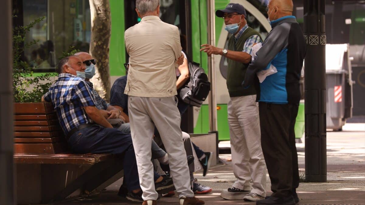 Uno grupo de hombre habla en una céntrica calle de Vitoria-Gasteiz, en el País Vasco.