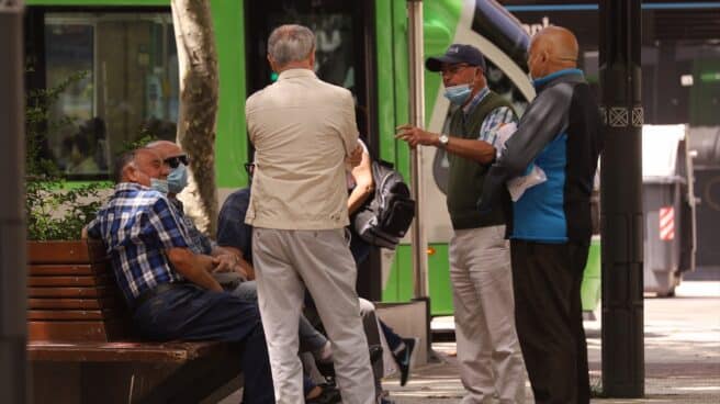 Uno grupo de hombre habla en una céntrica calle de Vitoria-Gasteiz, en el País Vasco.