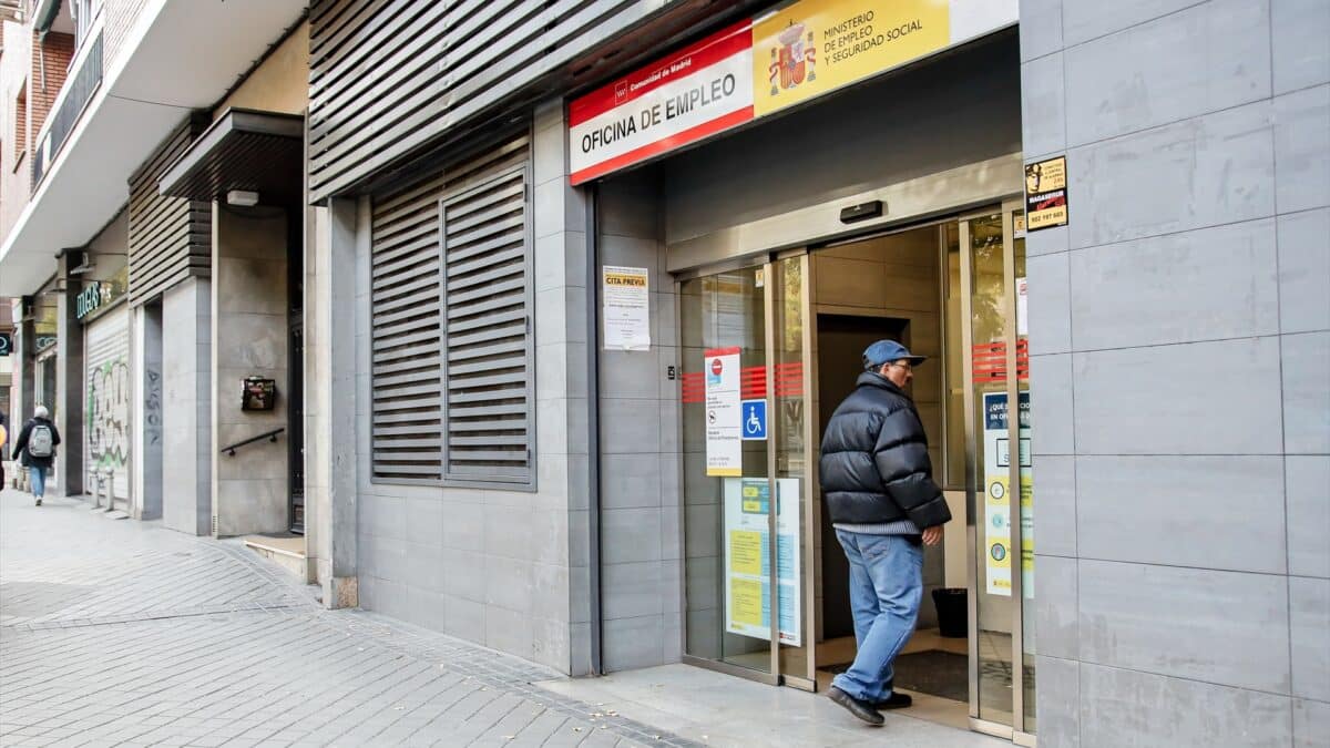 Una persona entra a una oficina del SEPE en Madrid.