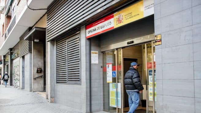 Una persona entra a una oficina del SEPE en Madrid.