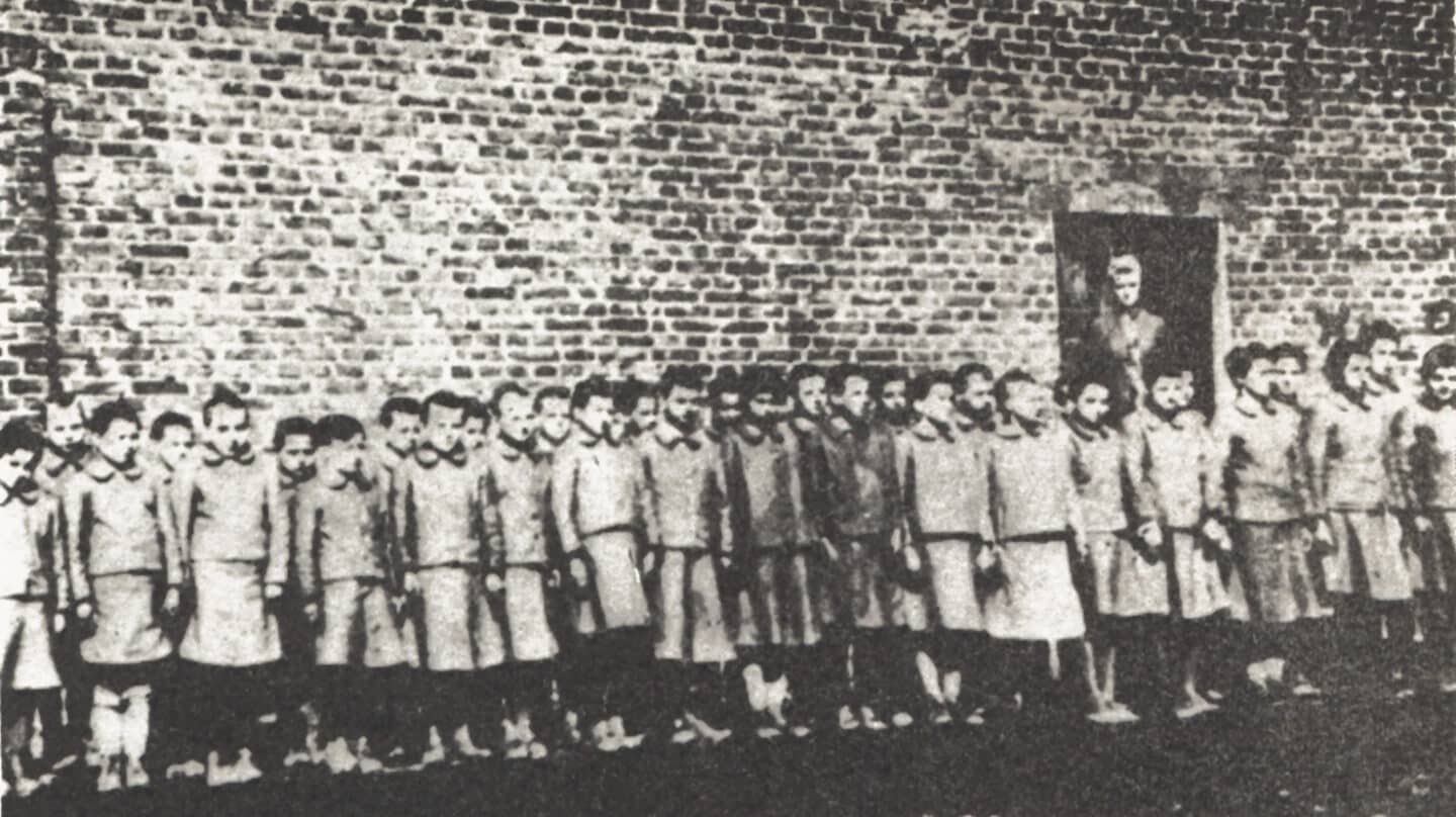 Niños polacos en un campo de concentración nazi.