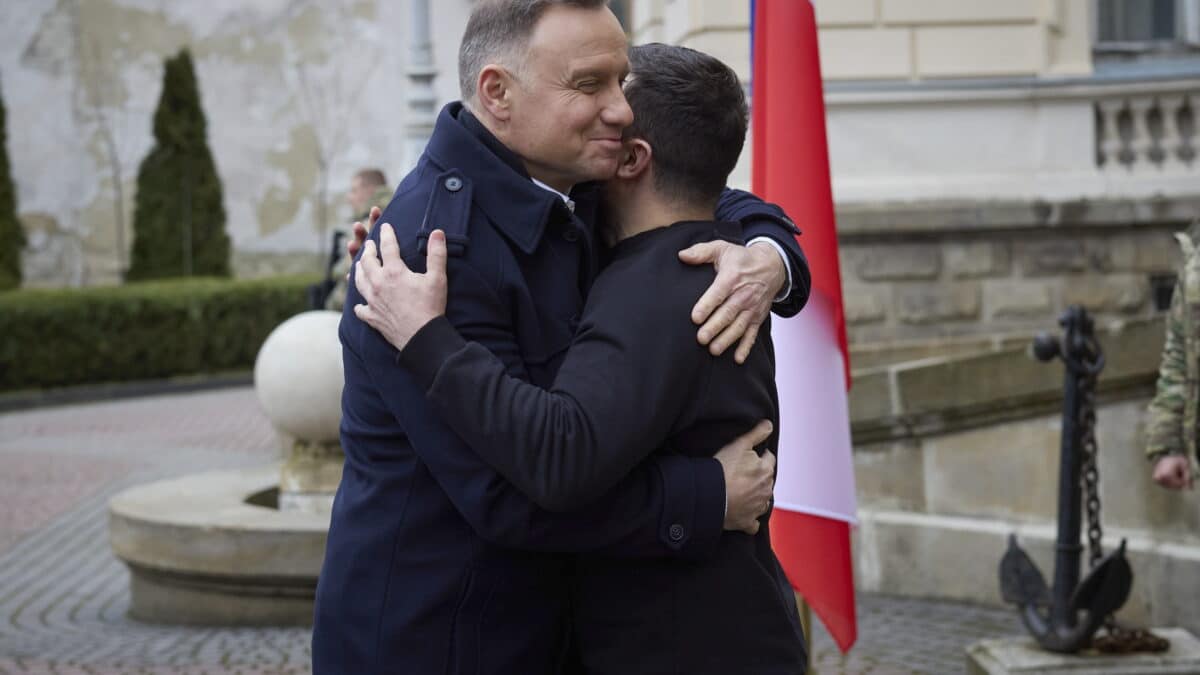El presidente polaco abraza a Zelenski