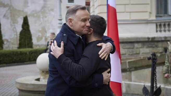 Andrzej Duda y Volodimir Zelenski se abrazan en Leópolis El presidente polaco abraza a Zelenski