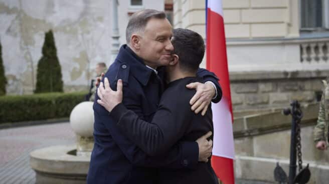 El presidente polaco abraza a Zelenski