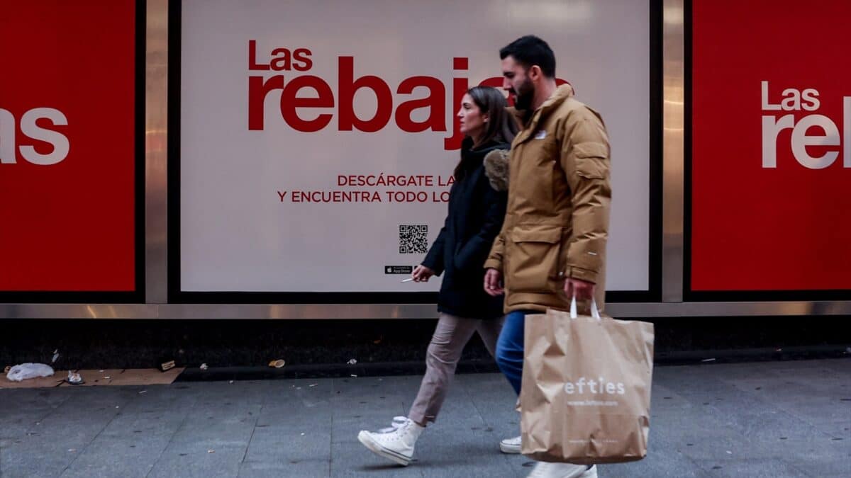 Una pareja de compras en la calle comercial de Preciados, en Madrid.