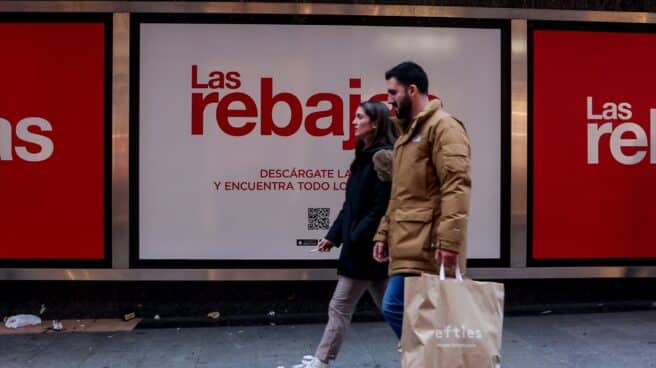 Una pareja de compras en la calle comercial de Preciados, en Madrid.