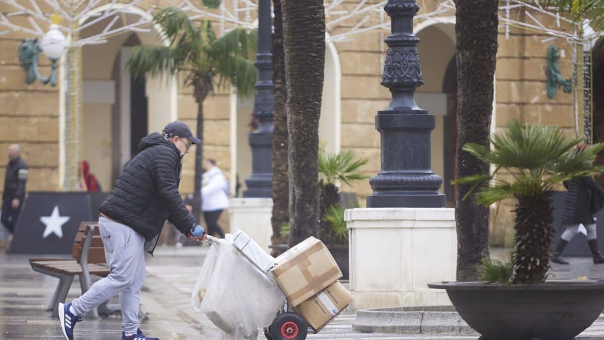 Un repartidor lleva mercancía durante la llegada de la borrasca Efraín a Cádiz, en diciembre de 2022.