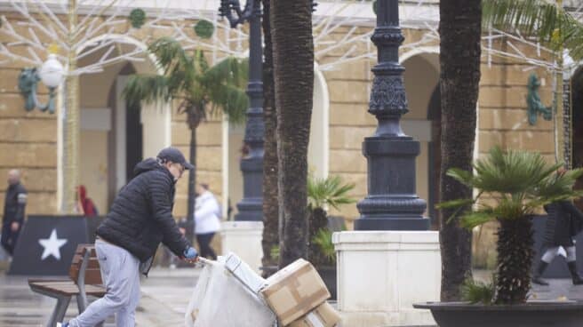 Un repartidor lleva mercancía durante la llegada de la borrasca Efraín a Cádiz, en diciembre de 2022.