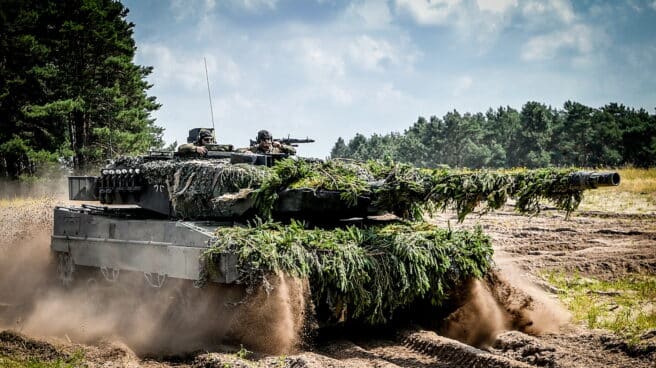 Soldados alemanes en un Leopard 3 del Bundeswehr