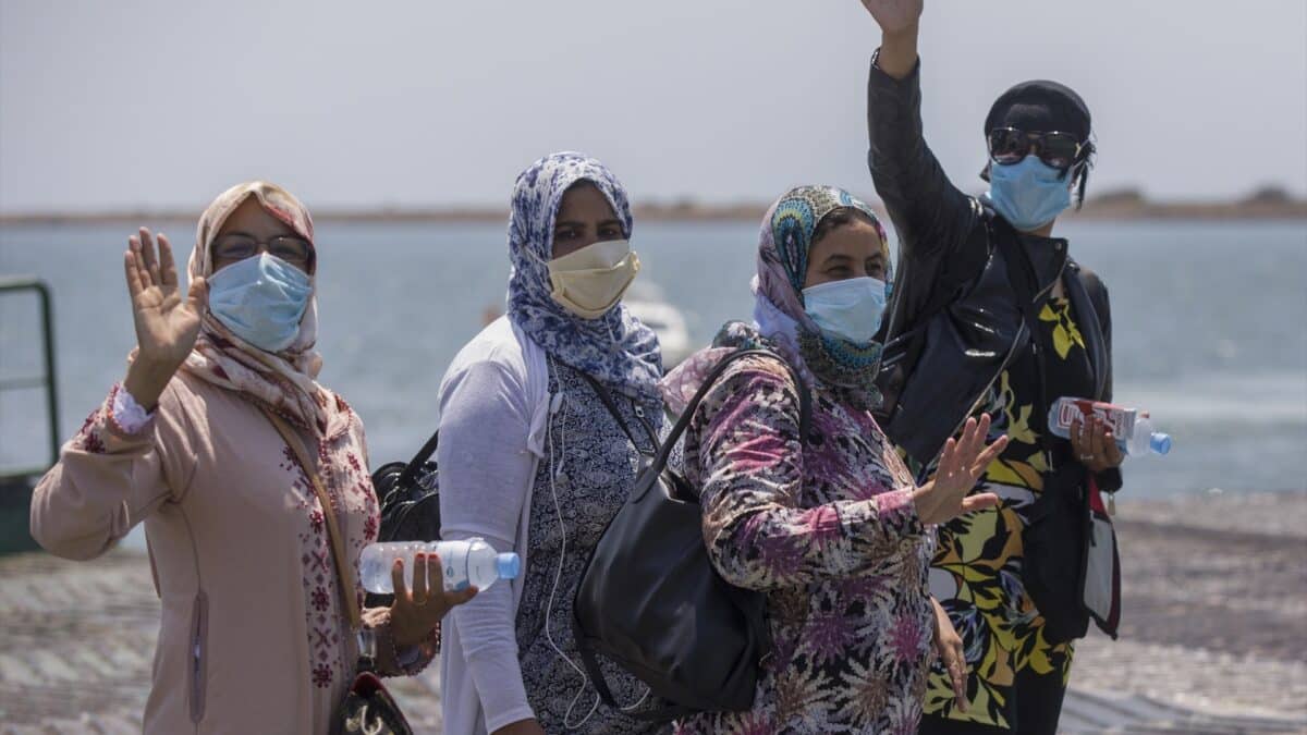 Un grupo de temporeras marroquíes embarcan desde el Muelle Sur del Puerto de Huelva rumbo a Marruecos.