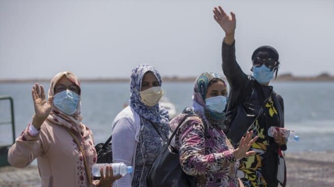 Un grupo de temporeras marroquíes embarcan desde el Muelle Sur del Puerto de Huelva rumbo a Marruecos.