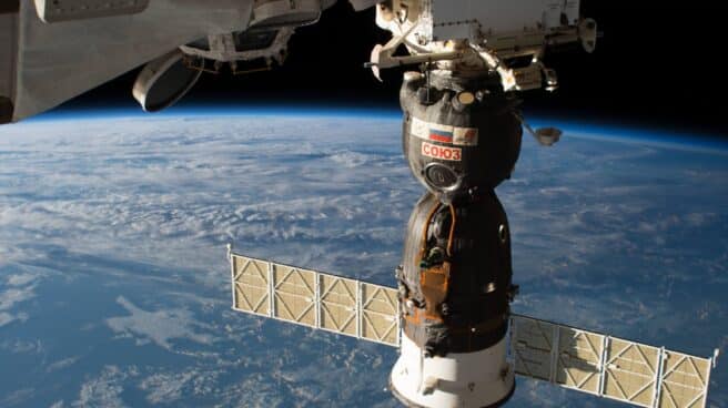 Nave Soyuz atracada a la Estación Espacial Internacional
