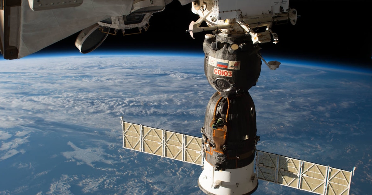 Nave Soyuz atracada a la Estación Espacial Internacional