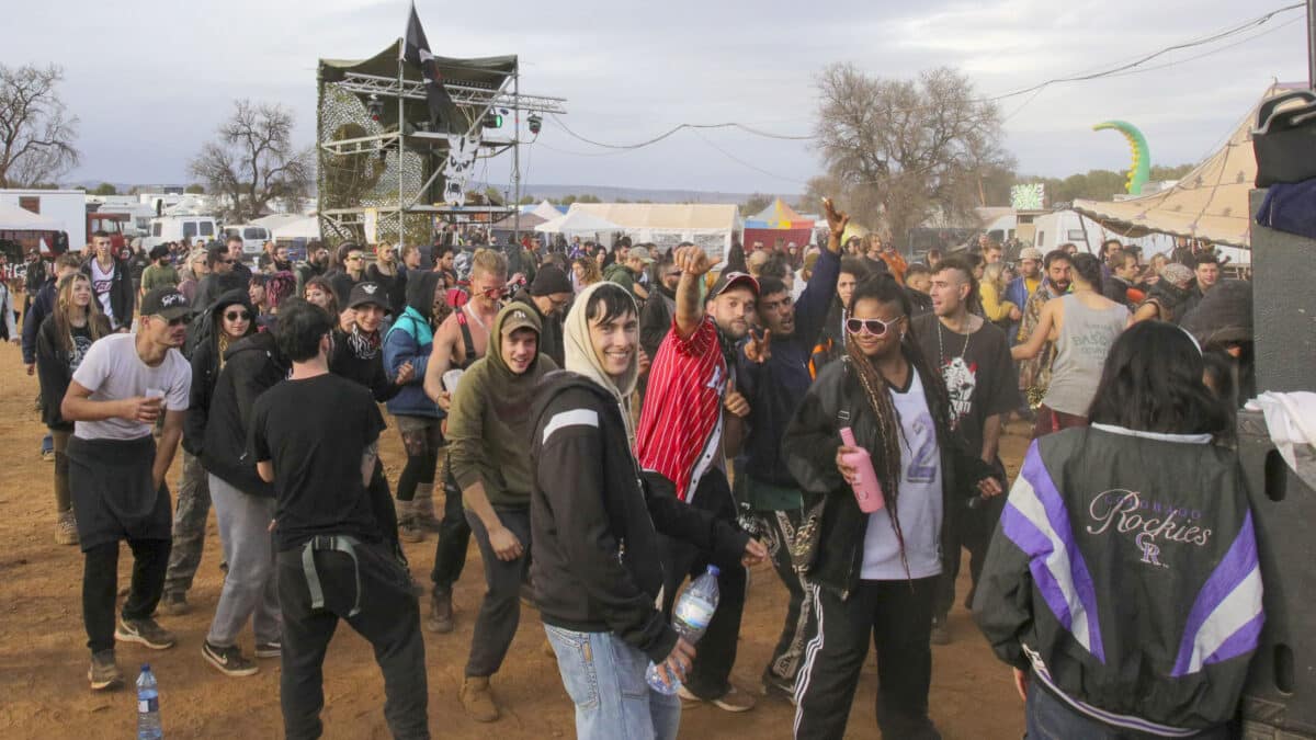 Cinco días de fiestas en la rave de Granada, decenas de multas y una advertencia: "Nos quedamos hasta Reyes"