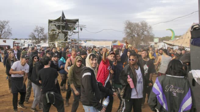 La fiesta rave ilegal de La Peza (Granada) se prolongará hasta este martes