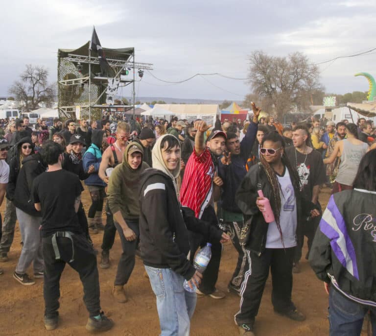 Cinco días de fiestas en la rave de Granada, decenas de multas y una advertencia: "Nos quedamos hasta Reyes"