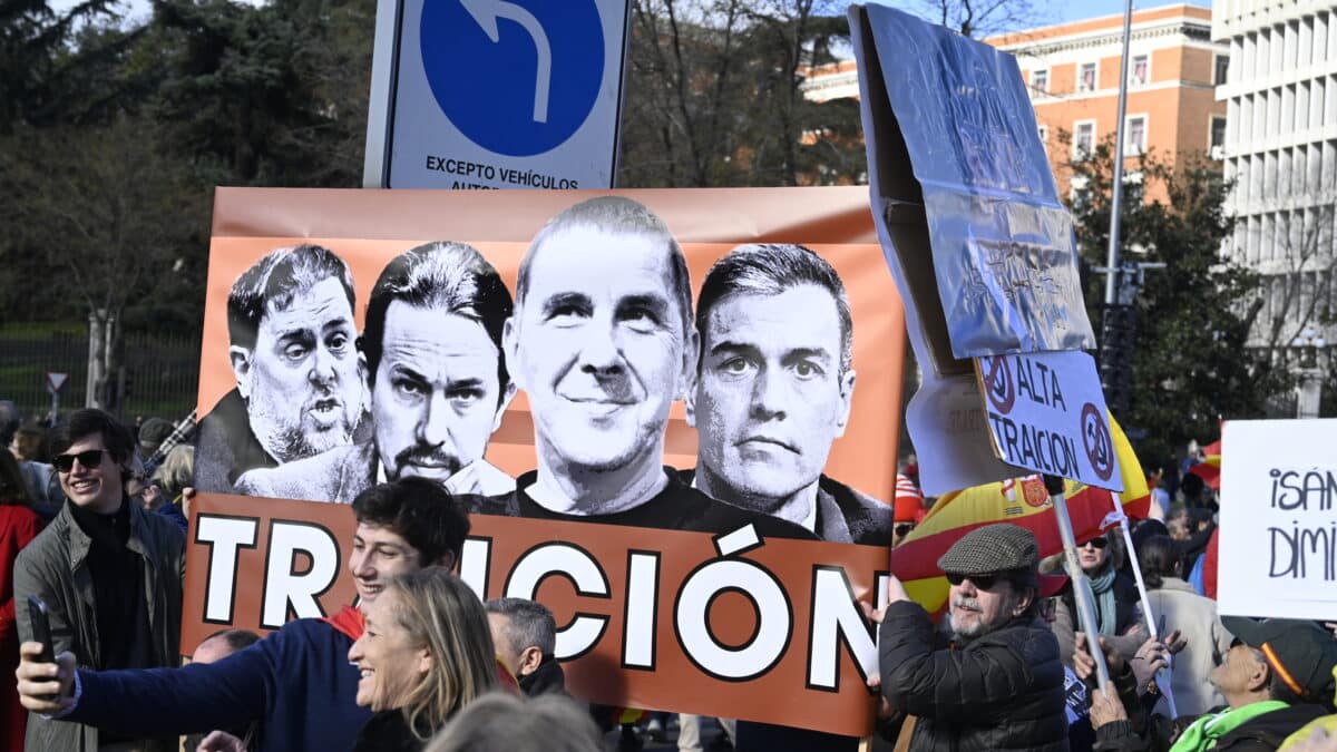 "Dictador, golpista y dimisión": así fue la manifestación contra Pedro Sánchez