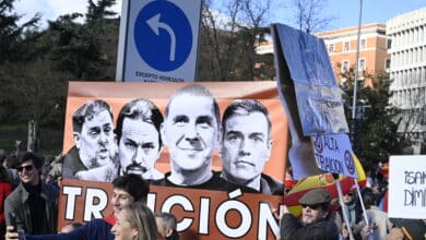 "Dictador, golpista y dimisión": así fue la manifestación contra Pedro Sánchez
