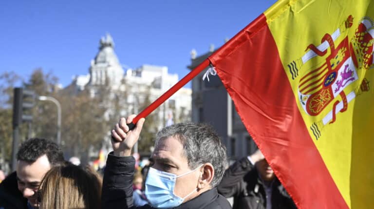 Manifestación en Cibeles contra Pedro Sánchez de personas se manifiestan contra el Gobierno de Pedro Sánchez en Cibeles.