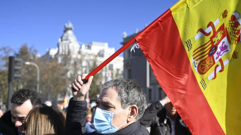 de personas se manifiestan contra el Gobierno de Pedro Sánchez en Cibeles.