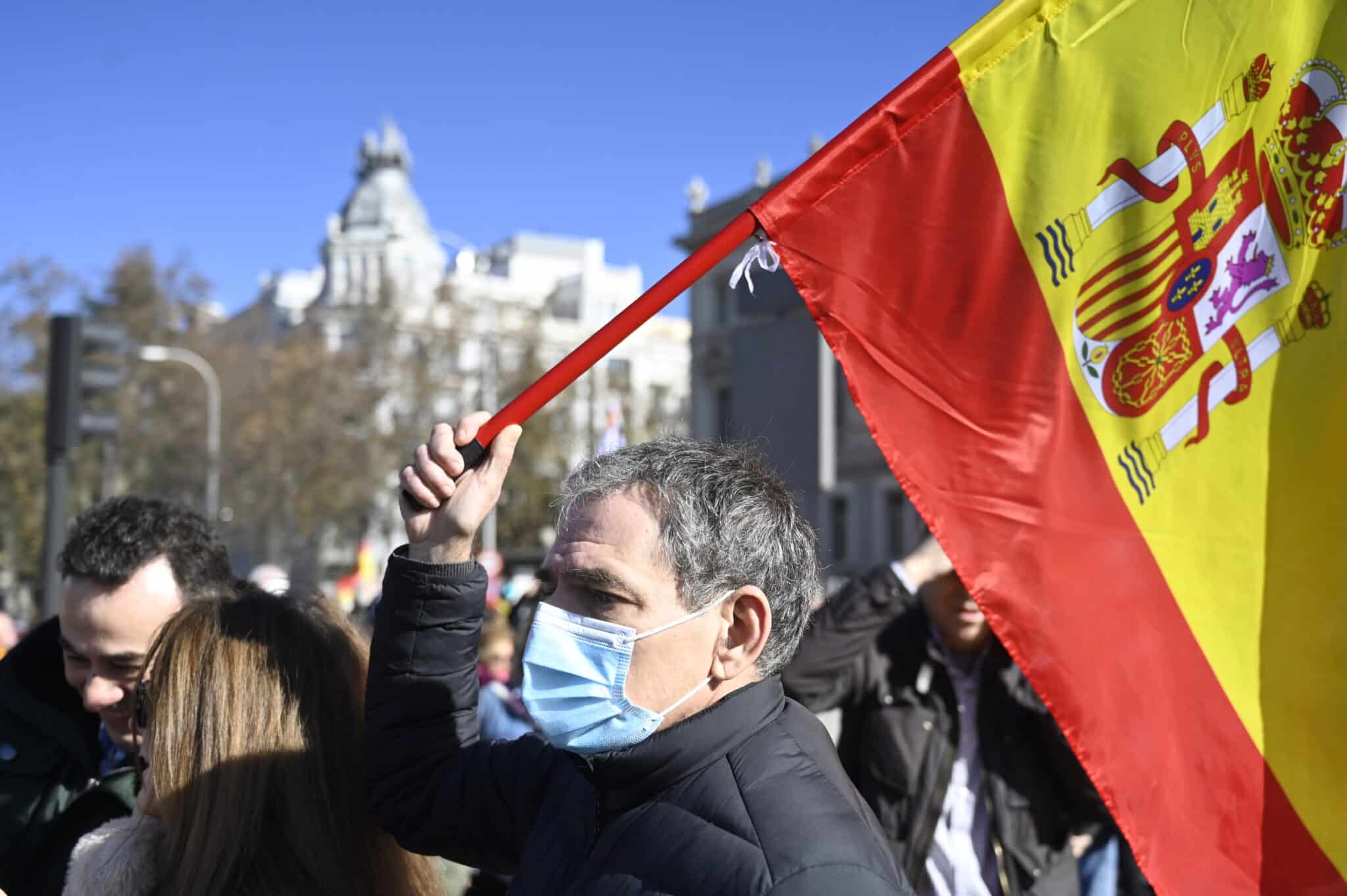 de personas se manifiestan contra el Gobierno de Pedro Sánchez en Cibeles.