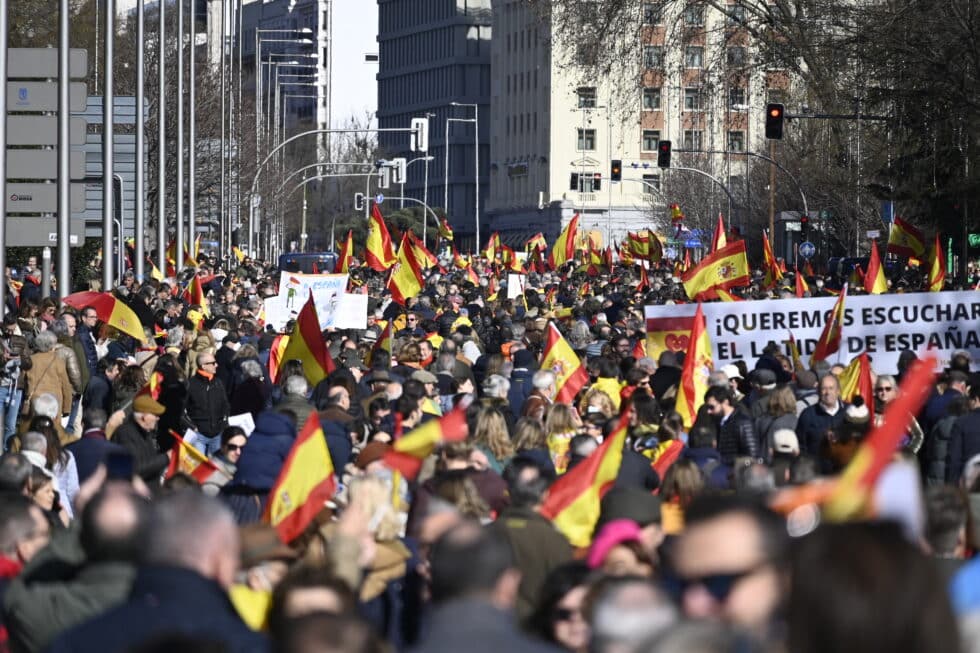 de personas se manifiestan contra el Gobierno de Pedro Sánchez en Cibeles.