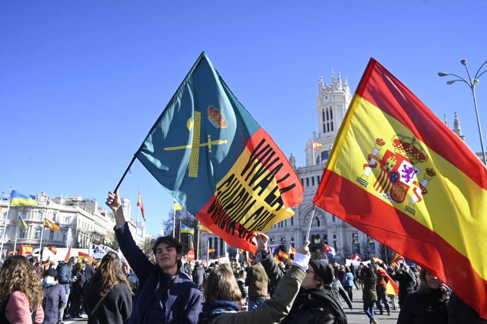 de personas se manifiestan contra el Gobierno de Pedro Sánchez en Cibeles.